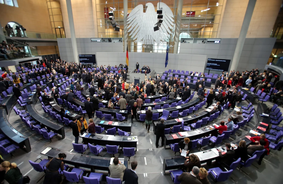 Bundestag uchwalił 10-procentową podwyżkę dla posłów. Od przyszłego roku będą zarabiali 9082 euro miesięcznie. Parlament zaostrzył równocześnie kary za korupcję. Sprzedajnym parlamentarzystom grożą kary pozbawienia wolności do pięciu lat. 