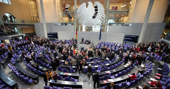 Bundestag uchwalił 10-procentową podwyżkę dla posłów. Od przyszłego roku będą zarabiali 9082 euro miesięcznie. Parlament zaostrzył równocześnie kary za korupcję. Sprzedajnym parlamentarzystom grożą kary pozbawienia wolności do pięciu lat. 