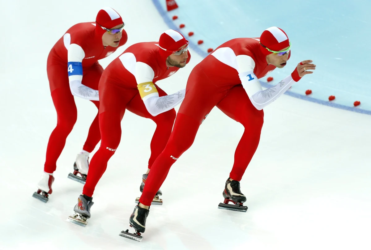 "Spróbowaliśmy, podjęliśmy walkę, ale kiedy zobaczyliśmy, że nie ma szans na wygraną, trzeba było pomyśleć o jutrzejszym biegu i zachować nieco sił” - tak Zbigniew Bródka skomentował przegrany pojedynek polskich panczenistów z Holendrami  w półfinale zawodów drużynowych w Soczi. Biało-czerwonych czeka w sobotę walka o brązowy medal z Kanadą.