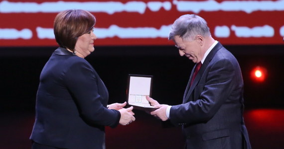 Profesor Jan Miodek został laureatem nagrody "Zasłużony dla polszczyzny". Wręczyła mu ją małżonka prezydenta Anna Komorowska podczas piątkowej gali "Ojczysty - dodaj do ulubionych" w warszawskim Teatrze Polskim.