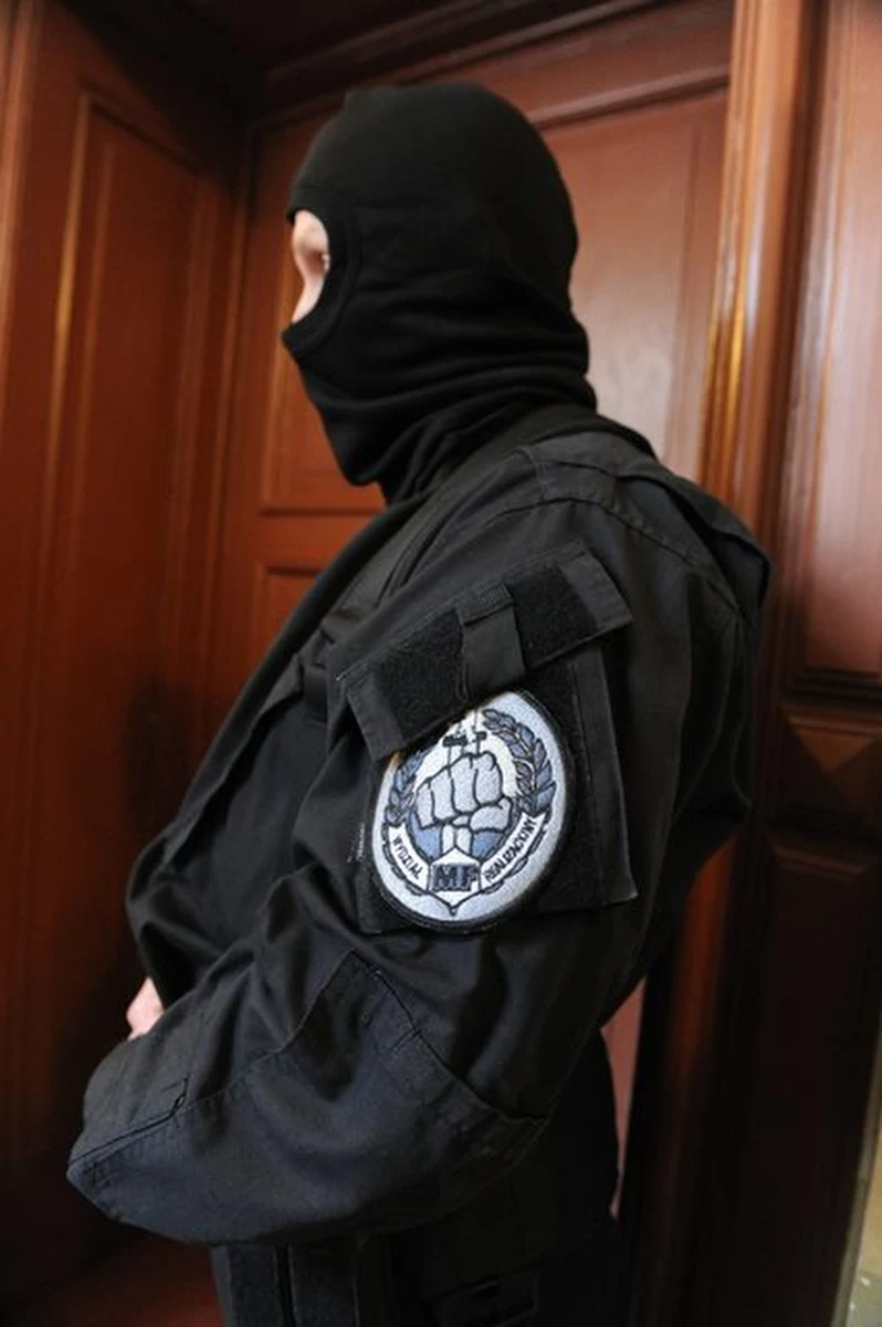 Ujawnienie tajemnicy państwowej, przekroczenie uprawnień i wykorzystanie materiałów operacyjnych - takie zarzuty usłyszeli funkcjonariusze CBA Czesław B. i Robert J., co ustalił portal Niezależna.pl, a informuje o tym "Gazeta Polska codziennie". 