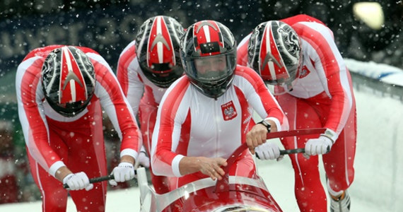 "Pędzisz 155 km/h w ważącej 200 kg kupie żelastwa" - tak polski bobsleista Marcin Niewiara charakteryzuje swoją dyscyplinę w rozmowie z RMF FM. Zawodnik objaśnia role poszczególnych członków załogi, mówi o tym co słychać w trakcie przejazdu i wyjaśnia, jak to naprawdę jest z tymi Jamajczykami. Start bobslejowych czwórek dziś o 17:30.