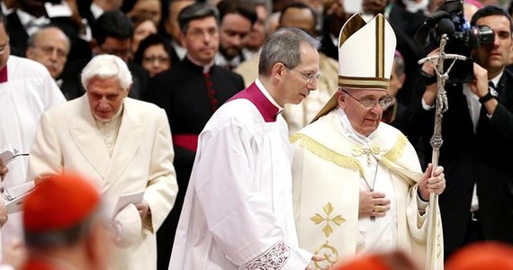 Z udziałem dwóch papieży - Franciszka i jego poprzednika Benedykta XVI - odbył się w sobotę w bazylice św. Piotra konsystorz, w czasie którego godność kardynała otrzymało 18 dostojników kościelnych z całego świata. Nie było wśród nich żadnego Polaka.
