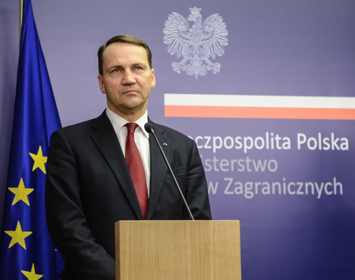 Polski minister spraw zagranicznych Radosław Sikorski przyczynił się do uniknięcia wojny domowej na Ukrainie, co podwaja jego szanse zastąpienia Catherine Ashton na stanowisku szefa unijnej dyplomacji - pisze belgijski dziennik "Le Soir".  