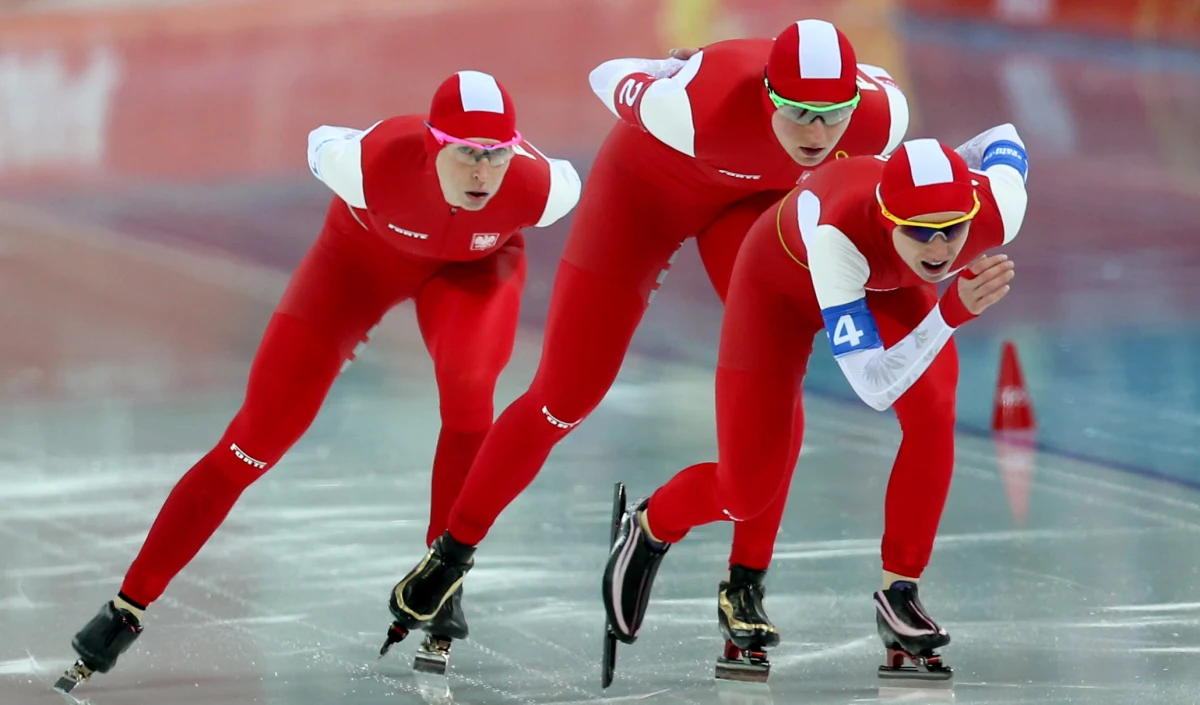 Polsce panczenistki Katarzyna Bachleda-Curuś, Luiza Złotkowska i Natalia Czerwonka pokonały Rosjanki. Tym samym awansowały do finału biegu drużynowego. To oznacza, że medal w Soczi mają zapewniony. Co najmniej srebrny, ale o złoto powalczyć będzie trudno. Rywalkami Polek będą Holenderki.