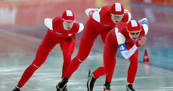 Polsce panczenistki Katarzyna Bachleda-Curuś, Luiza Złotkowska i Natalia Czerwonka pokonały Rosjanki. Tym samym awansowały do finału biegu drużynowego. To oznacza, że medal w Soczi mają zapewniony. Co najmniej srebrny, ale o złoto powalczyć będzie trudno. Rywalkami Polek będą Holenderki.