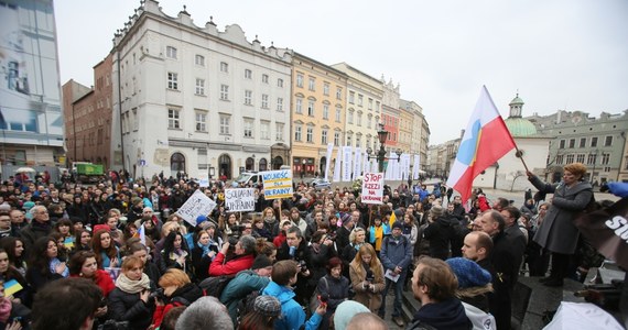 Kilkaset osób demonstrowało na Rynku Głównym w Krakowie w proteście przeciw zabijaniu protestujących na Ukrainie. Na cokole pomnika Adama Mickiewicza rozłożono płachty materiału zachlapane czerwoną farbą. 