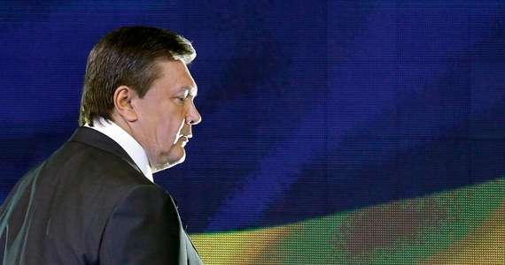 "Wydarzenia w naszym kraju to zamach stanu" - mówił w telewizyjnym wywiadzie prezydent Ukrainy Wiktor Janukowycz. Jak dodał, nie ma zamiaru rezygnować ze stanowiska i opuszczać kraju. Kilka minut po godzinie 16 parlament podjął decyzję, że odsuwa Janukowycza od władzy. 