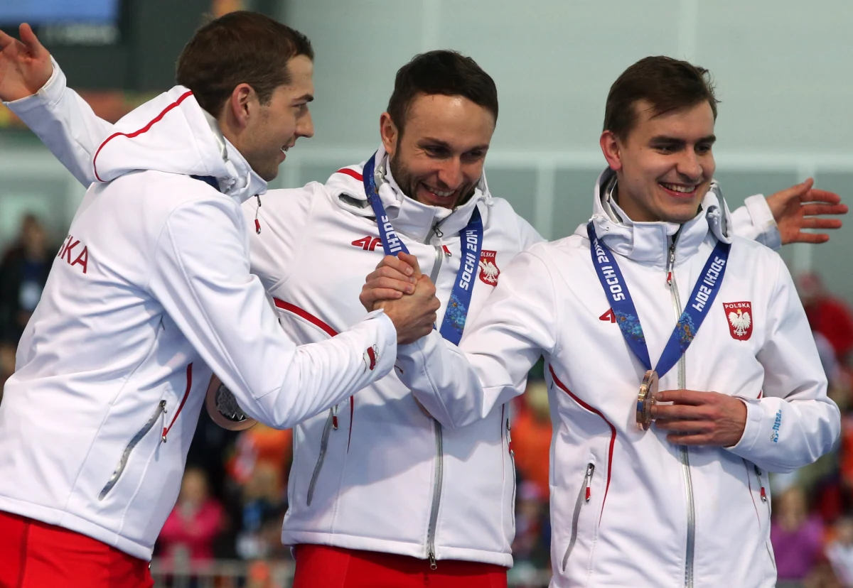 ​"Jesteśmy potęgą bez hali" - stwierdził Zbigniew Bródka po wygranej w zawodach drużynowych w łyżwiarstwie szybkim.  W pojedynku o trzecie miejsce biało-czerwoni, w składzie Bródka, Konrad Niedźwiedzki i Jan Szymański, wygrali z mistrzami olimpijskim z Vancouver - Kanadyjczykami. 