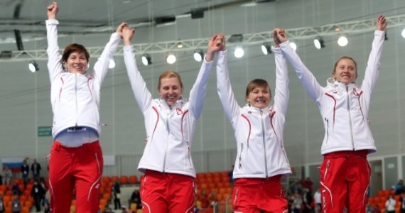 "Dokopałyśmy potęgom" - tak sukces w drużynowym biegu w łyżwiarstwie szybkim skomentowała Katarzyna Bachleda-Curuś. Po raz drugi z rzędu polskie panczenistki stanęły na olimpijskim podium. W Soczi zdobyły srebrny medal, ulegając drużynie Holenderek.