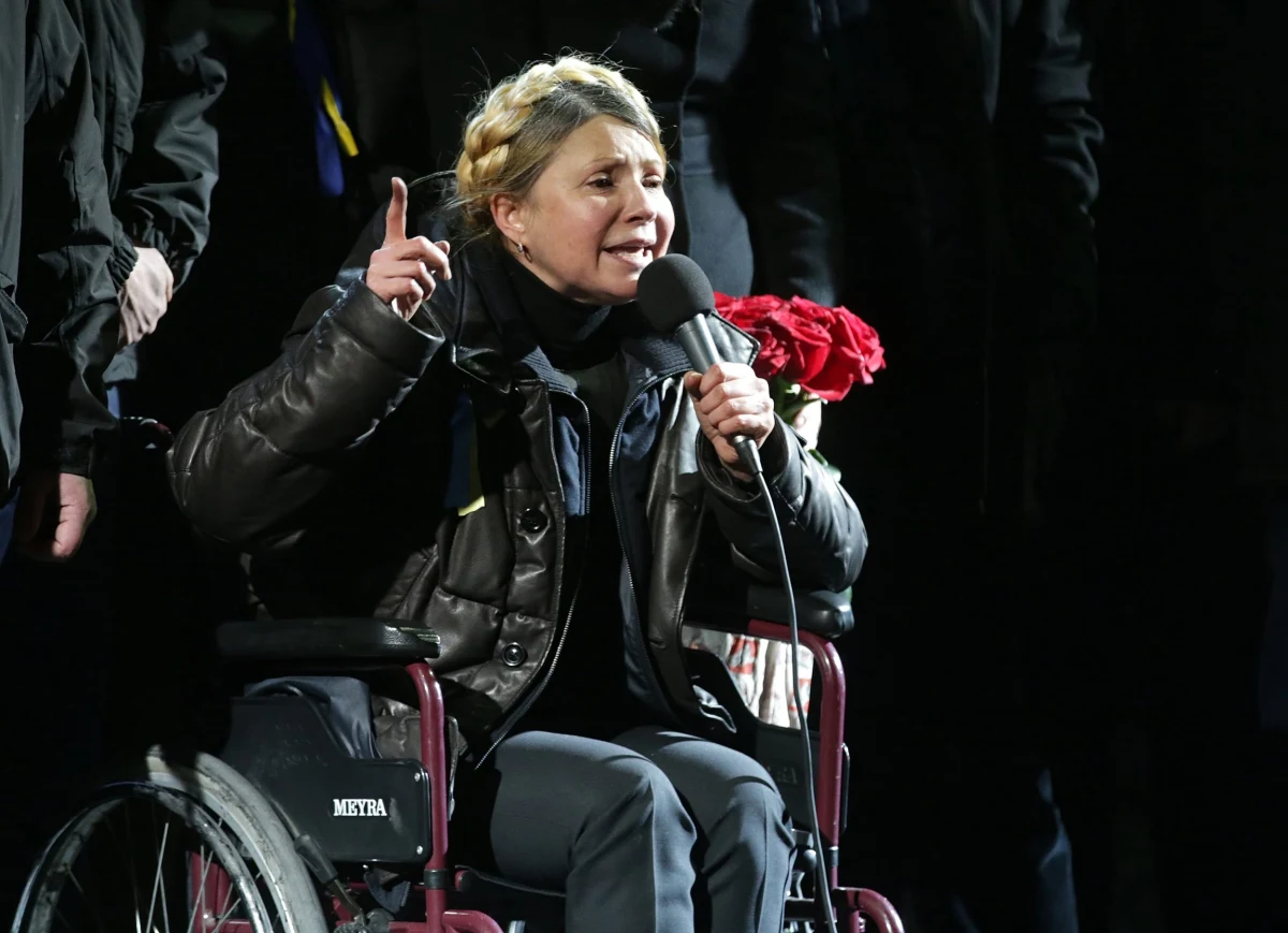 "Jesteśmy narodem, którego już nikt nigdy nie rzuci na kolana. Zrozumiałam to, kiedy zobaczyłam pierwszego bohatera, który z drewnianą tarczą padł pod strzałami" - mówiła uwolniona z więzienia była premier Ukrainy Julia Tymoszenko na kijowskim Majdanie. Polityk udała się tam po wylądowaniu w Kijowie, dokąd dotarła z Charkowa, gdzie odbywała karę siedmiu lat więzienia.