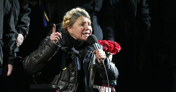 "Jesteśmy narodem, którego już nikt nigdy nie rzuci na kolana. Zrozumiałam to, kiedy zobaczyłam pierwszego bohatera, który z drewnianą tarczą padł pod strzałami" - mówiła uwolniona z więzienia była premier Ukrainy Julia Tymoszenko na kijowskim Majdanie. Polityk udała się tam po wylądowaniu w Kijowie, dokąd dotarła z Charkowa, gdzie odbywała karę siedmiu lat więzienia.
