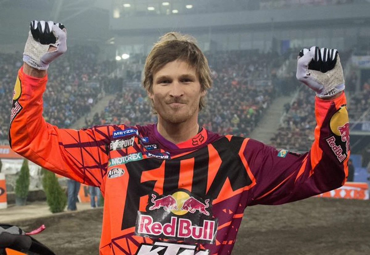 Tadeusz Błażusiak (Automobilklub Krakowski, KTM) zdobył w sobotę tytuł mistrza świata w halowym enduro. Podczas odbywającej się we Francji ostatniej eliminacji MŚ Polak wygrał pierwszy z trzech finałów, co wystarczyło do zdobycia tytułu.