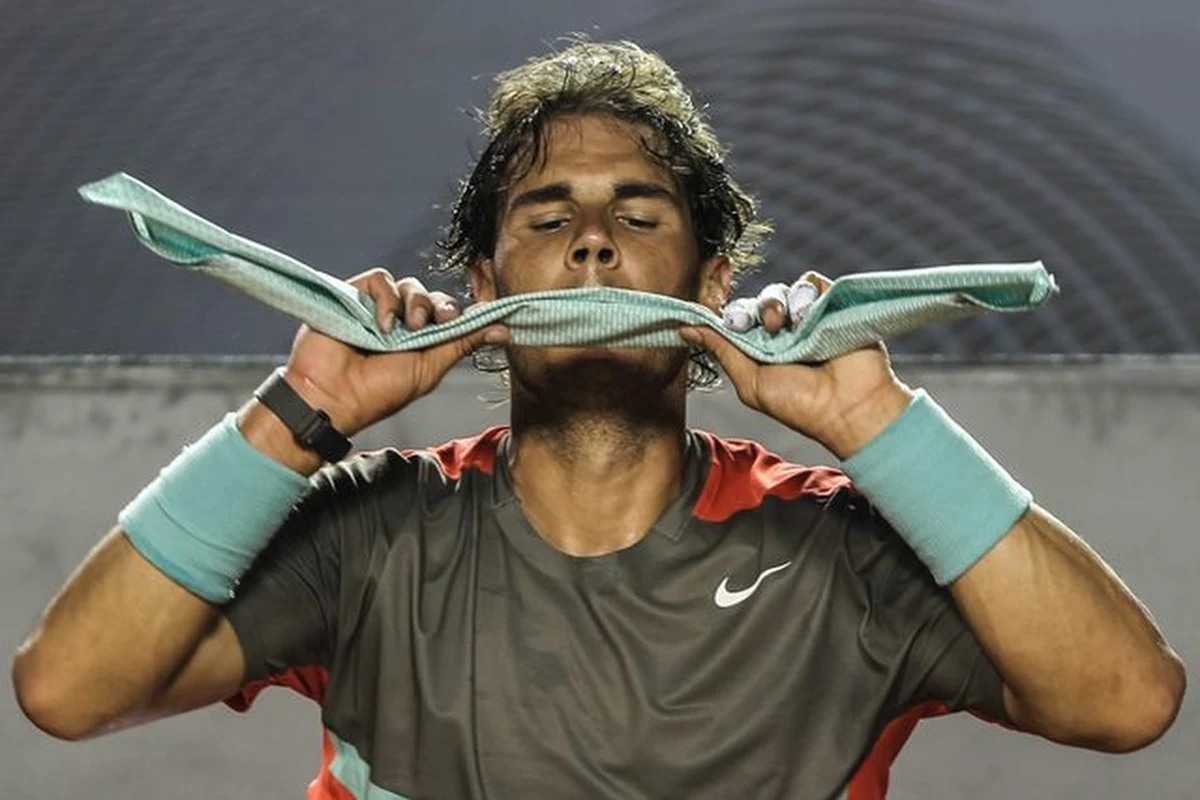 Hiszpan Rafael Nadal po zwycięstwie nad Pablo Andujarem 2:6, 6:3, 7:6 (12-10) awansował do finału turnieju ATP Tour w Rio de Janeiro (pula nagród 1,45 mln dol.). Lider światowego rankingu tenisistów potrzebował prawie trzech godzin, by pokonać rodaka.