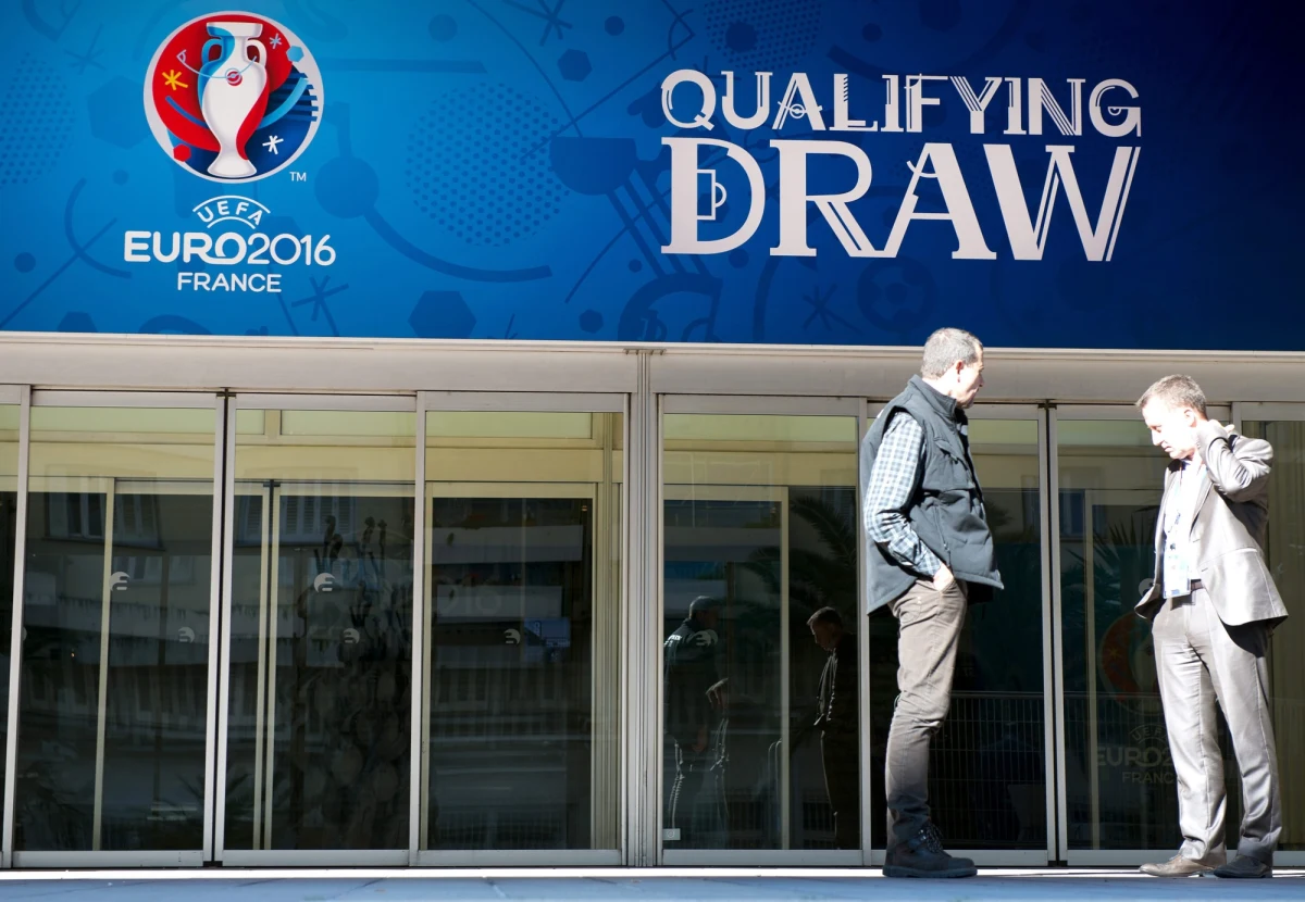 Piłkarska reprezentacja Polski - losowana z trzeciego koszyka - pozna rywali w eliminacjach Euro 2016 we Francji. Początek ceremonii w Nicei o godz. 12, a na scenie pojawi się Jan Tomaszewski, jeden z 13 byłych bramkarzy zaproszonych przez UEFA. 