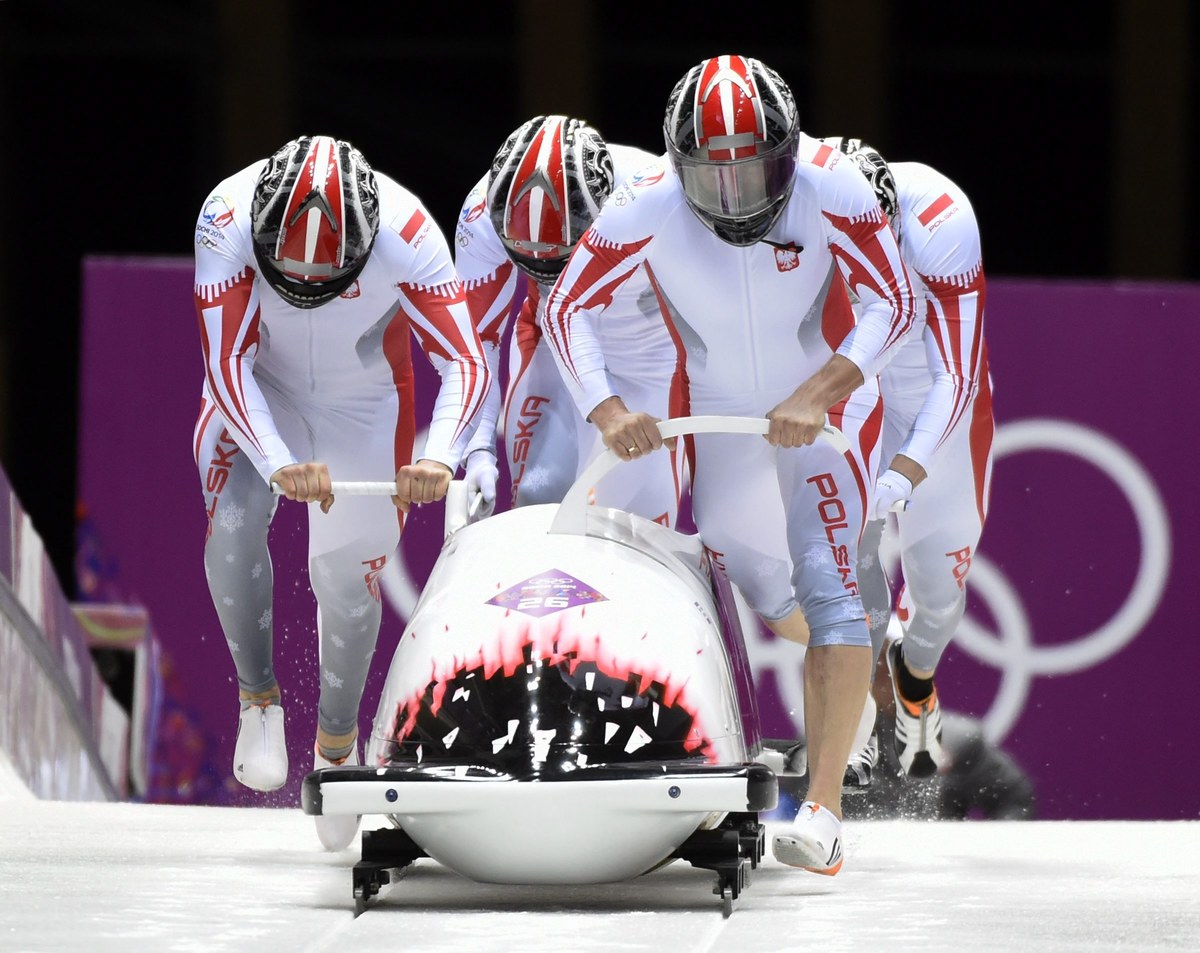 Polska czwórka bobslejowa nie wystąpi w ostatnim, czwartym ślizgu, w którym wystartuje czołowa dwudziestka. Po trzech przejazdach biało-czerwoni sklasyfikowani zostali na 27. miejscu wśród 30 załóg. Prowadzą Rosjanie z Aleksandrem Zubkowem jako pilotem.  