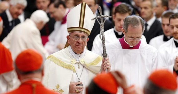 "Kardynał wchodzi do Kościoła, a nie na dwór" - mówił papież Franciszek w niedzielę do 18 nowych purpuratów, którym dzień wcześniej na konsystorzu wręczył birety i pierścienie kardynalskie. Apelował by unikali intryg, plotek i frakcji.