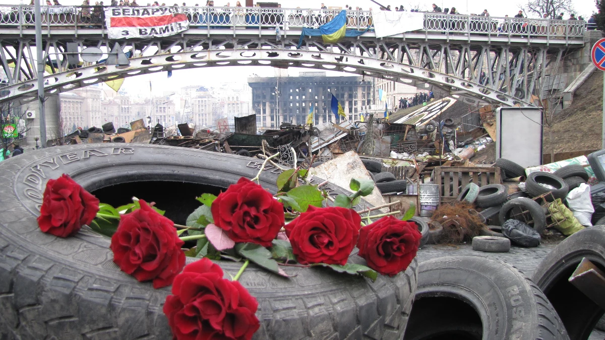 Ukraina będzie budować stosunki z Rosją na zasadach dobrosąsiedzkich - oświadczył wieczorem p.o. prezydenta Ołeksandr Turczynow. Zapowiedział, że Ukraina powróci na drogę europejskiej integracji. Ostrzegł też, że kraj jest na skraju niewypłacalności.