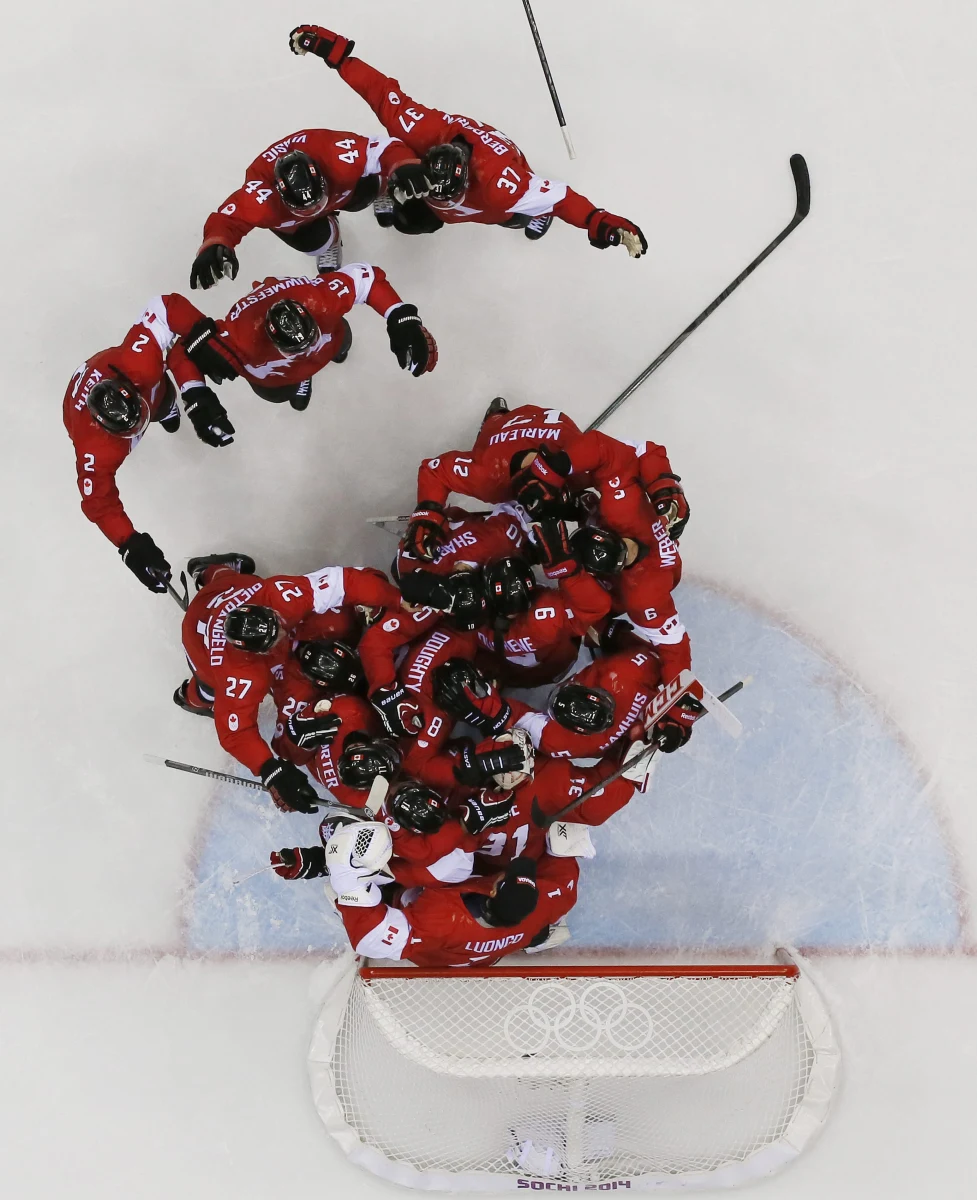 Hokeiści z Kanady, najlepsi przed czterema laty w Vancouver, zdobyli złoty medal igrzysk olimpijskich w Soczi. W niedzielnym finale pokonali Szwedów 3:0 (1:0, 1:0, 1:0). Brązowy medal już w sobotę wywalczyli Finowie, który wygrali z USA 5:0 (0:0, 2:0, 3:0).