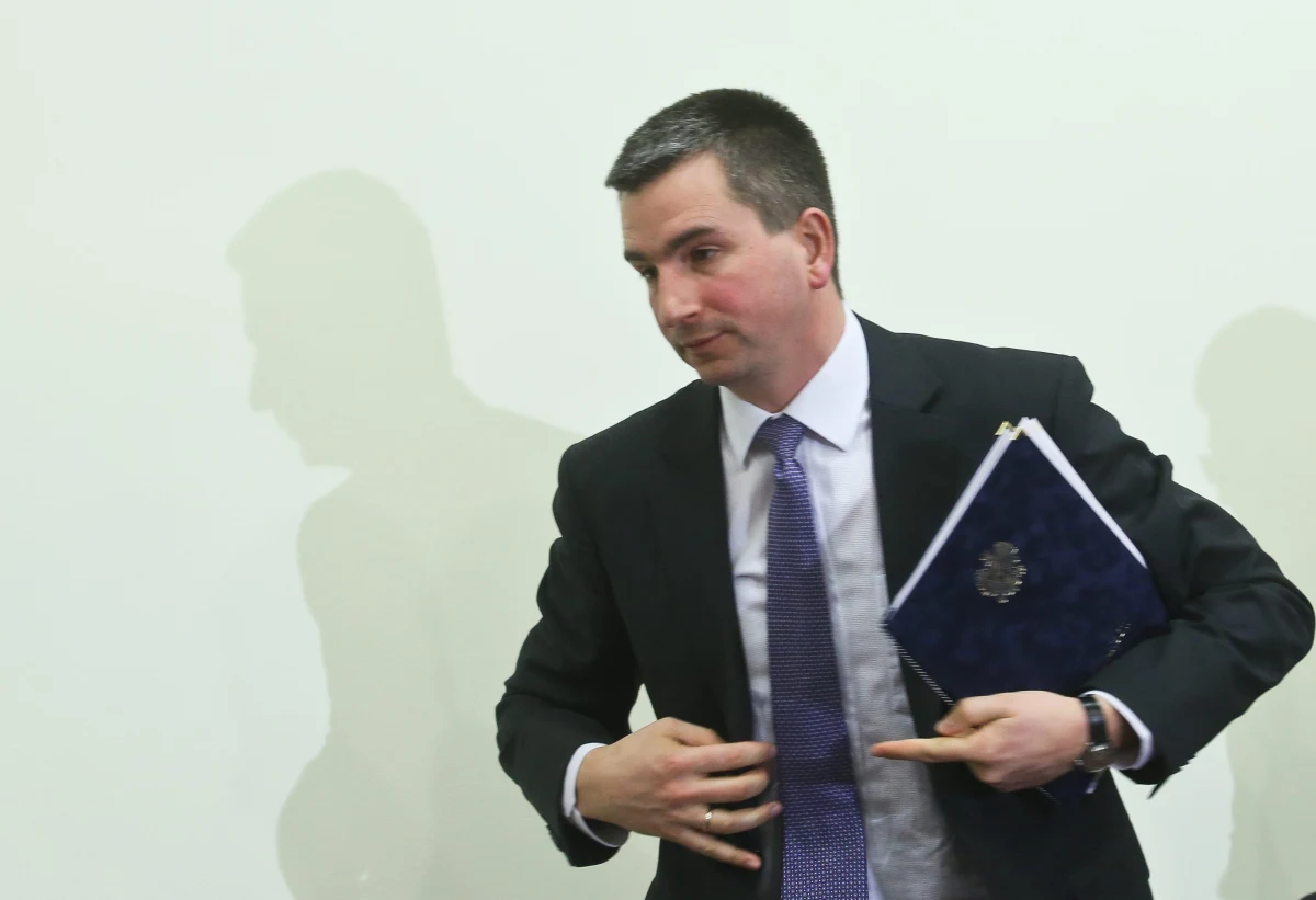 "Minister finansów Mateusz Szczurek podwozi służbową limuzyną swoje dzieci do szkoły. Za wykorzystanie służbowej limuzyny do celów prywatnych zarabiający kilkanaście tysięcy złotych minister płaci - dokładnie 30 złotych i 5 groszy miesięcznie" - pisze w swoim poniedziałkowym wydaniu "Fakt". "To chyba najtańszy gimbus w Polsce" - komentuje dziennik.