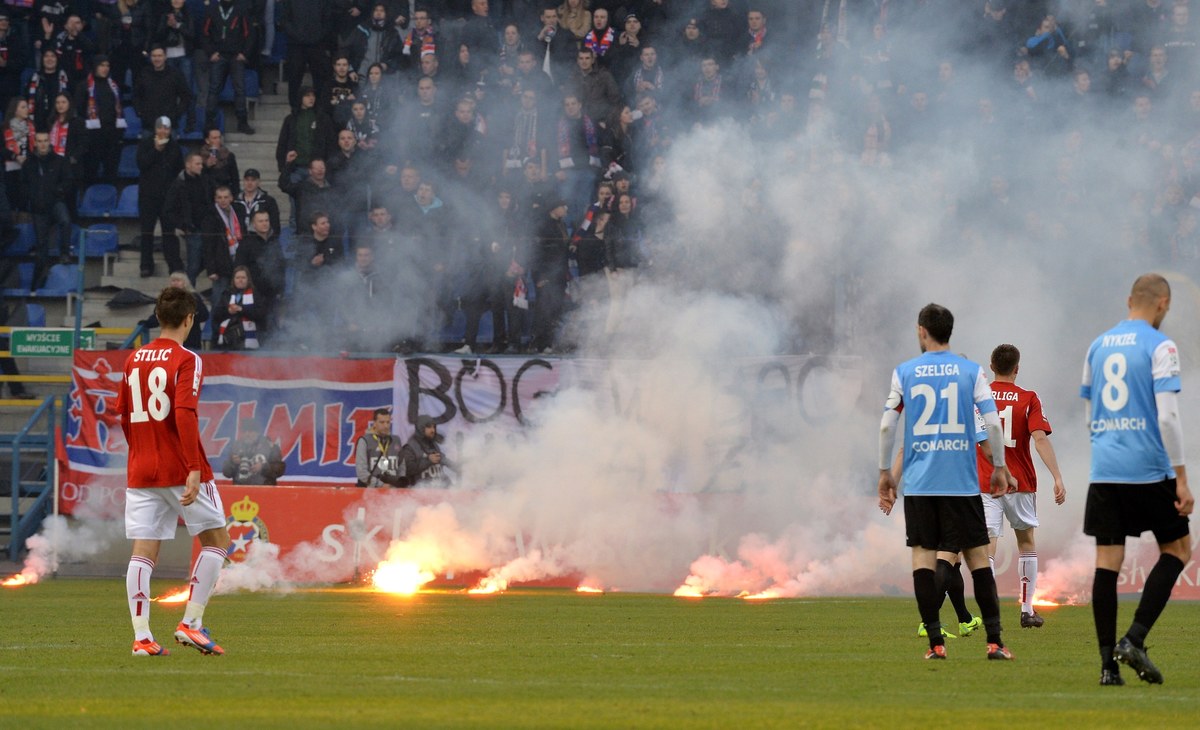W środę Komisja Ligi przeanalizuje wydarzenia, które miały miejsce na stadionie Wisły Kraków w derbach piłkarskich z Cracovią (3:1). W drugiej połowie na murawę wrzucono kilkanaście rac i spotkanie zostało na chwilę przerwane. 