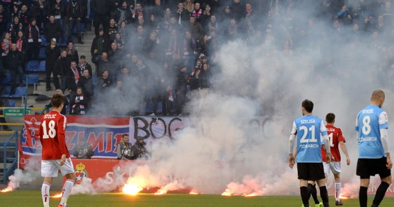 W środę Komisja Ligi przeanalizuje wydarzenia, które miały miejsce na stadionie Wisły Kraków w derbach piłkarskich z Cracovią (3:1). W drugiej połowie na murawę wrzucono kilkanaście rac i spotkanie zostało na chwilę przerwane. 