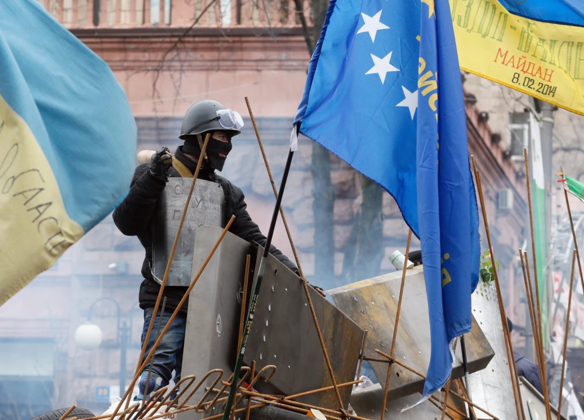 Na Ukrainie wysłano list gończy za odsuniętym od władzy prezydentem Wiktorem Janukowyczem. W piątek uciekł on z Kijowa i ukrywa się najprawdopodobniej we wschodnich regionach kraju. Deputowany Batkiwszczyny twierdzi tymczasem, że Janukowycz i jego świta - w sumie około tysiąca osób - ukrywa się w monastyrze moskiewskiego patriarchatu.