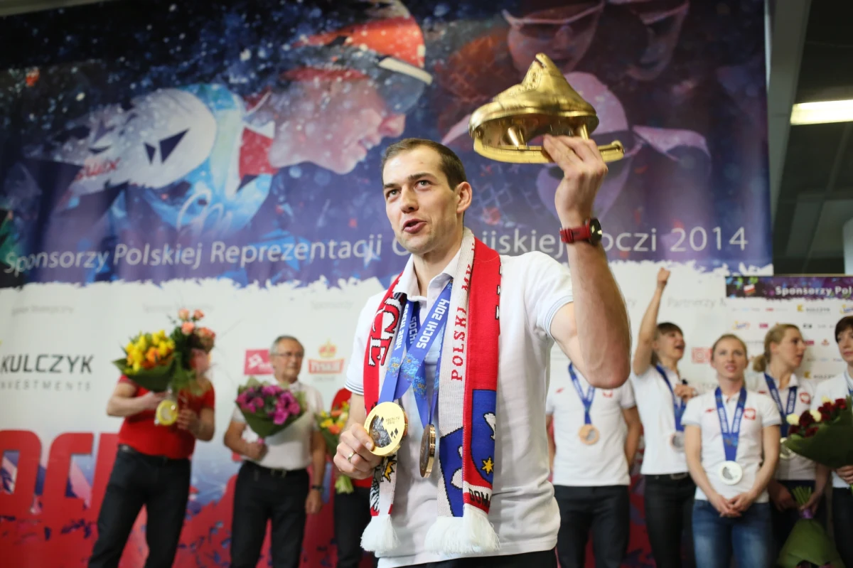 Nasi łyżwiarze wylądowali na Okęciu. Na lotnisku gorąco powitały ich tłumy kibiców. W Polsce są już srebrne medalistki: Katarzyna Bachleda-Curuś, Luiza Złotkowska i Katarzyna Woźniak, Natalia Czerwonka i brązowi medaliści: Konrad Niedźwiedzki, Jan Szymański i Zbigniew Bródka. Ten ostatni jest również mistrzem olimpijskim.