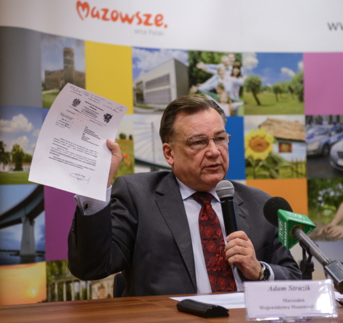 Jeżeli fiskus zajmie konta Mazowsza, może nie być pieniędzy na pensje dla kilkudziesięciu tysięcy osób zatrudnionych przez administrację wojewódzką. Tak twierdzi marszałek województwa mazowieckiego Adam Struzik. 