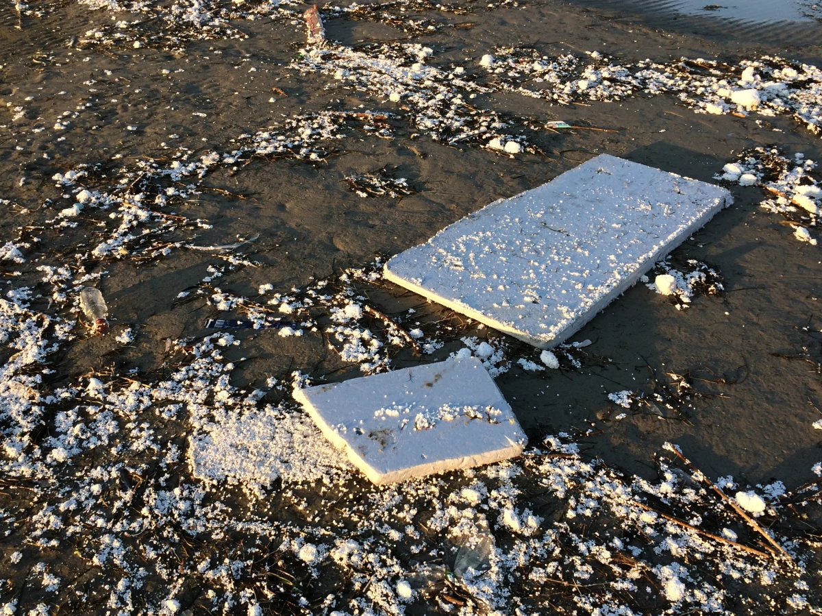 Będzie kontrola Wojewódzkiego Inspektoratu Ochrony Środowiska na placu budowy przystani żeglarskiej w Mechelinkach. To stamtąd - według Urzędu Morskiego - pochodzi styropian, który w ogromnych ilościach morze wyrzuciło na Półwyspie Helskim. 