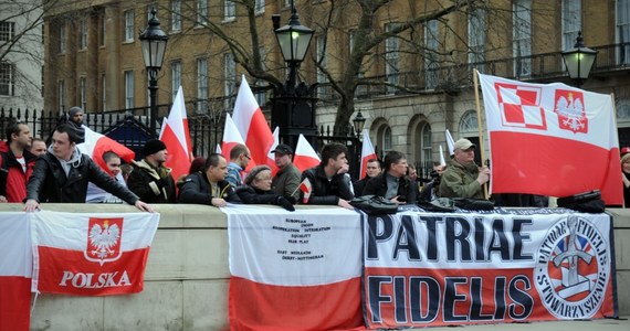 Około 300 osób protestowało przed siedzibą brytyjskiego premiera na Downing Street przeciwko lekceważeniu Polaków przez brytyjskich polityków i demonizowaniu polskich imigrantów w mediach. "Demonstracja to głos sprzeciwu wobec wystąpień polityków, którzy w ramach międzypartyjnych rozgrywek wykorzystują imigrantów, w tym Polaków, do zbijania politycznego kapitału" - napisało w ulotce współorganizujące protest stowarzyszenie Patriae Fidelis.