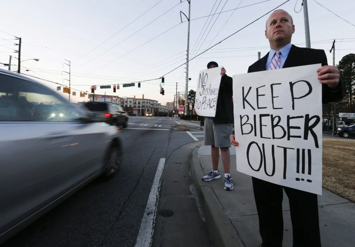 Mieszkańcy luksusowej dzielnicy Buckhead w Atlancie nie chcą, by ich sąsiadem został Justin Bieber. 20-letni idol nastolatek właśnie tam chce kupić wartą 11 mln dolarów rezydencję. Wokalista swą przeprowadzkę do Atlanty tłumaczy "chęcią bycia w pobliżu kwitnącej tam społeczności rap".