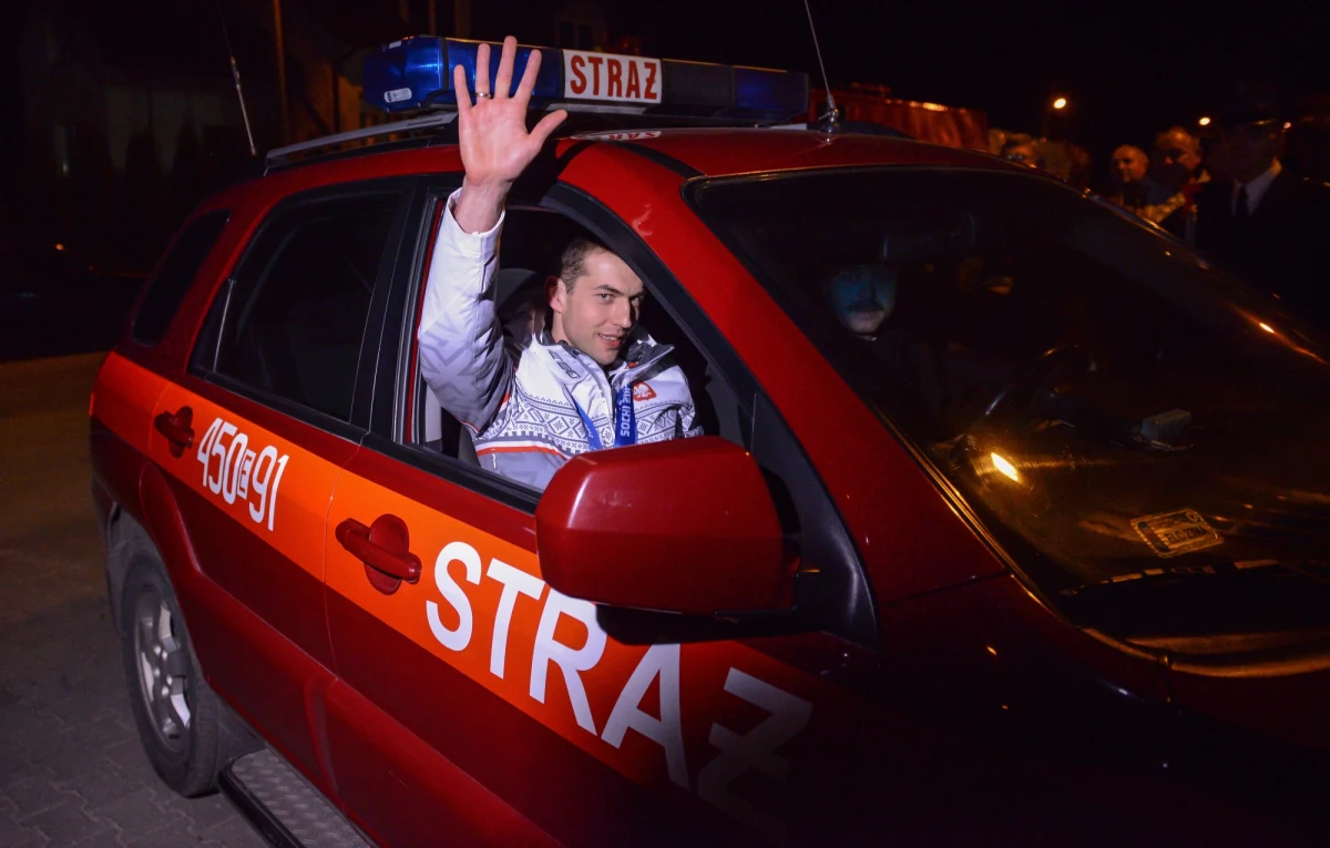 Chyba takiego ciężaru złotego medalu Zbigniew Bródka się nie spodziewał. Pierwszy dzień w Polsce był dla niego tak wyczerpujący, że na powitaniu w rodzinnych Domaniewicach zasłabł z emocji - informuje reporterka RMF FM Agnieszka Wyderka. 