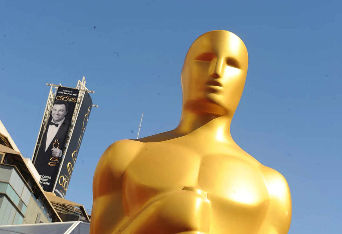 Organizatorzy gali rozdania Oscarów ujawnili pełną listę gwiazd, które będę wręczać te najcenniejsze w świecie filmu statuetki. Są na niej gwiazdy wszystkich pokoleń, zdobywcy Oscarów i ci, którzy wciąż czekają na to wyróżnienie. Na scenie Dolby Theatre staną m.in. Angelina Jolie, Robert De Niro, ale też idol nastolatek Zac Efron czy Jessica Biel.