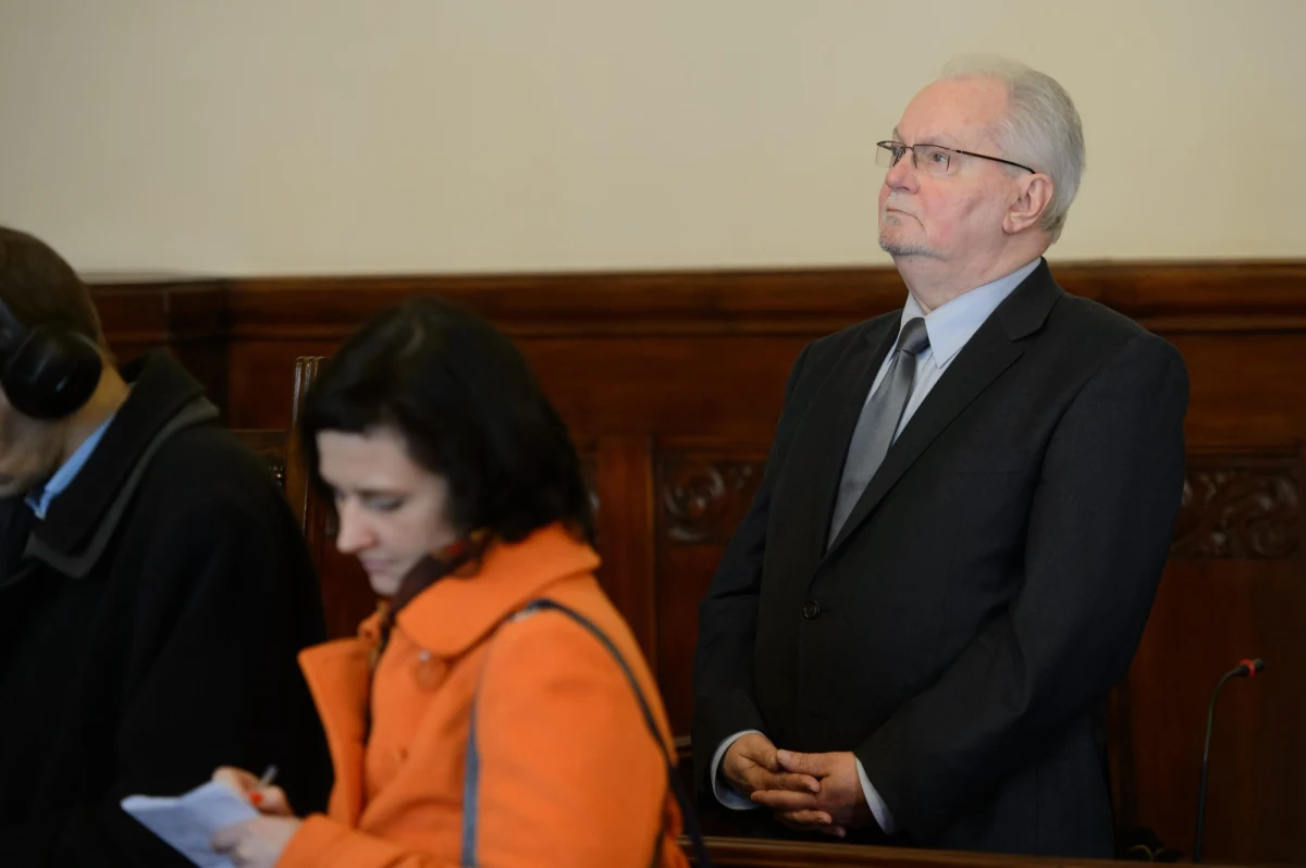 Znany poznański seksuolog Lechosław Gapik został zatrzymany przez policję. Skazany na cztery lata więzienia za molestowanie pacjentek profesor nie stawił się do odsiedzenia wyroku i dlatego do akcji wkroczyła policja.