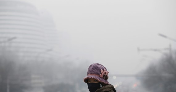 Mieszkaniec miasta Shijiazhuang na północy Chin złożył w sądzie pozew przeciwko państwu, domagając się skutecznej ochrony obywateli przed szkodliwym dla zdrowia smogiem oraz wypłacenia im rekompensaty za poniesione z jego powodu koszty. To pierwszy taki pozew. 