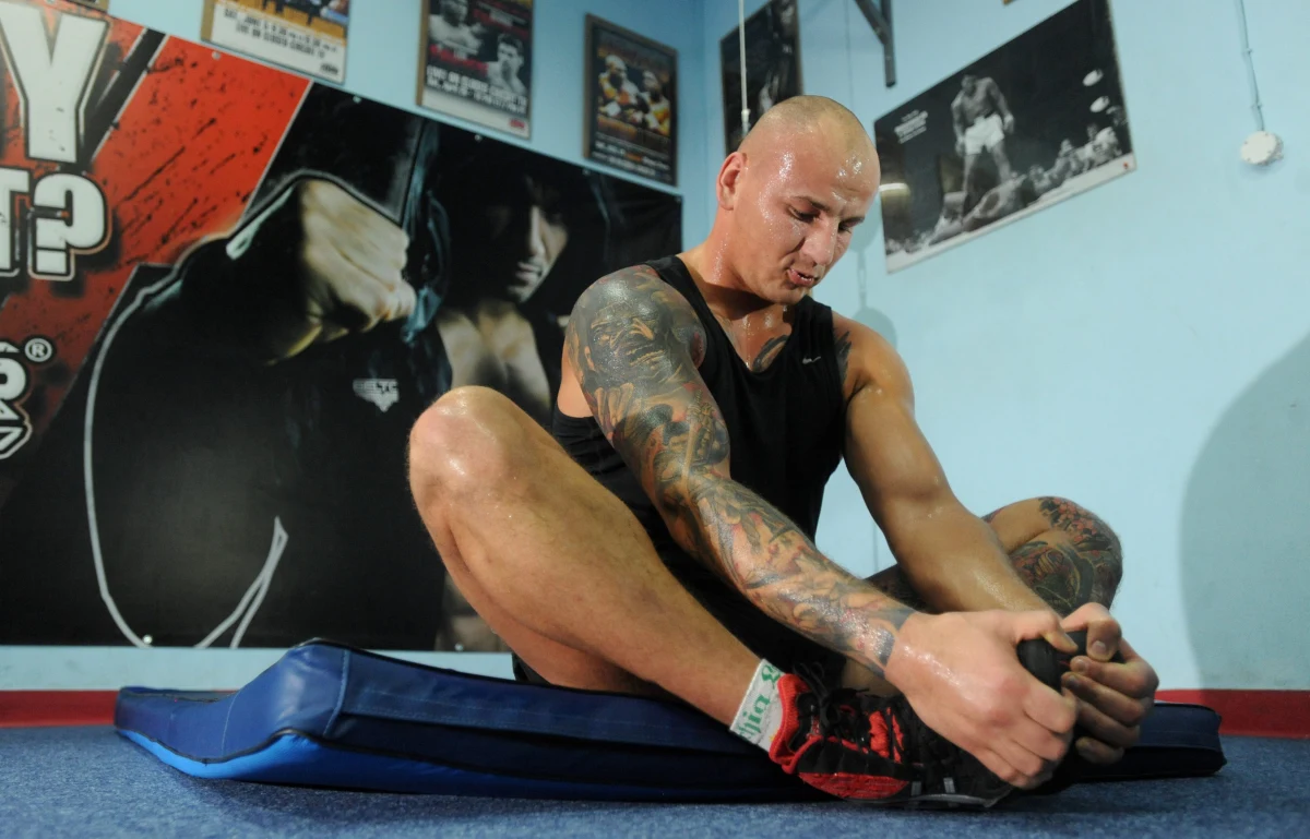 "Nigdy tego wcześniej nie mówiłem. Nigdy go nie rozumiałem. Ale już teraz wiem, co czuł Andrzej Gołota. Wiem, jak inaczej się walczy, kiedy stawka jest wielka. Ja wychodziłem do ringu w Nowym Jorku, tak jak Gołota wychodził kiedyś do pierwszej walki z Riddickiem Bowe. Czy później do Lennoxa Lewisa. Myślałem, że Andrzej to taki świr, ale już wiem, że to wszystko rozgrywa się w głowie. Tam się wygrywa i przegrywa" - mówi Artur Szpilka w pierwszym wywiadzie od powrotu do Polski po porażce z Bryantem Jenningsem. Od walki 25 stycznia w Madison Square Garden Theatre, minął dokładnie miesiąc. 