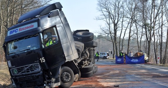 Do tragicznego w skutkach wypadku doszło na drodze krajowej nr 6 w Kikorzu w powiecie goleniowskim w województwie zachodniopomorskim. Zderzyły się tam ciężarówka i trzy auta osobowe. Zginęły dwie osoby, kolejna jest w ciężkim stanie. 