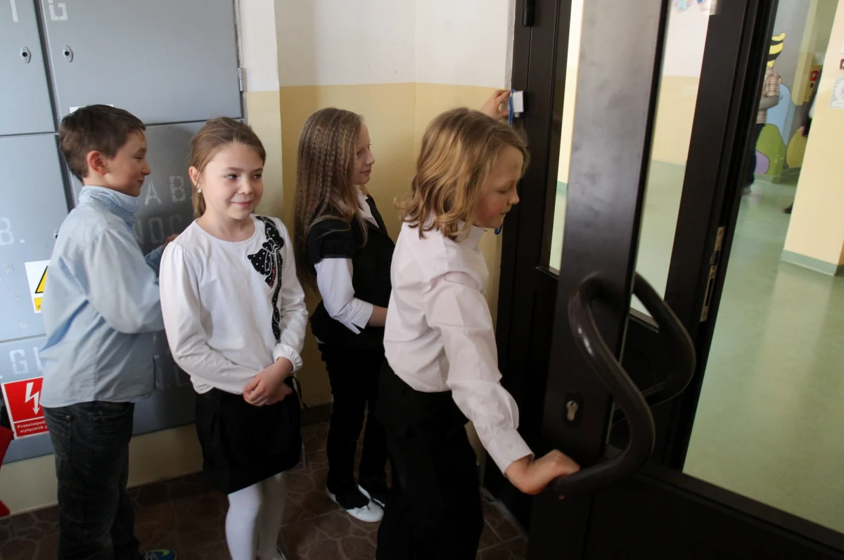 Nie zmniejszamy wymagań, tylko rozkładamy je w czasie - tak Ministerstwo Edukacji Narodowej tłumaczy chęć zmiany podstawy programowej dla trzech pierwszych klas podstawówki. Były kurator oświaty w Krakowie Jerzy Lackowski na rmf24.pl alarmował, że resort likwidując listę umiejętności pierwszoklasistów zmniejsza wymagania wobec uczniów.