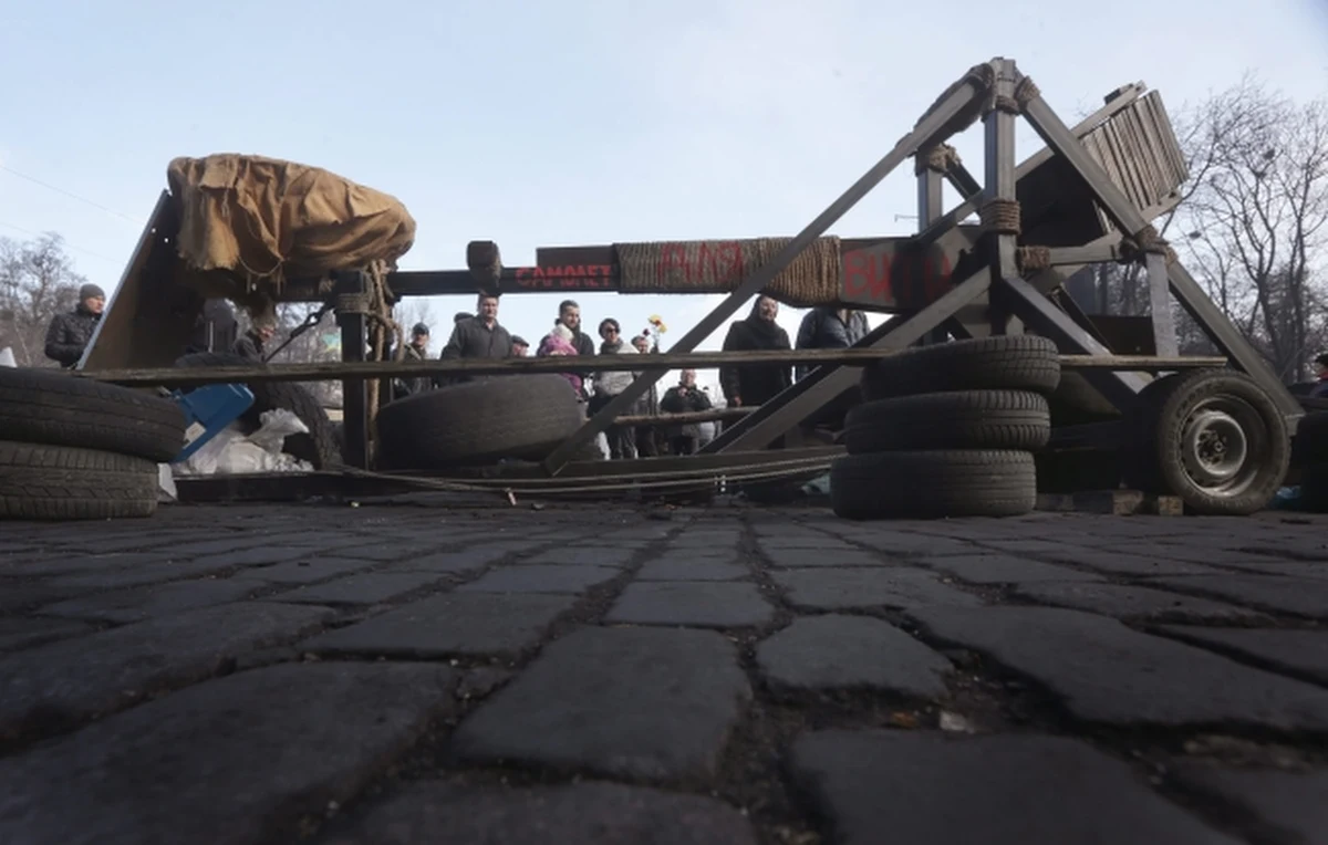 Członkowie lwowskiego batalionu do zadań specjalnych ukraińskiej milicji Berkut na kolanach prosili mieszkańców Lwowa, by wybaczyli im udział w operacjach przeciwko aktywistom Majdanu - pisze agencja Interfax-Ukraina. 