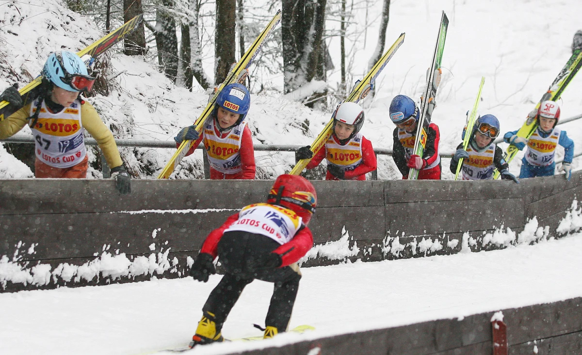 Dwunastolatek, który upadł po skoku podczas zawodów na Maleńkiej Krokwi w Zakopanem, przeszedł operację ratującą życie w szpitalu specjalistycznym w Krakowie-Prokocimiu. Lekarze określają jego stan jako ciężki. Okoliczności wypadku bada zakopiańska policja.
