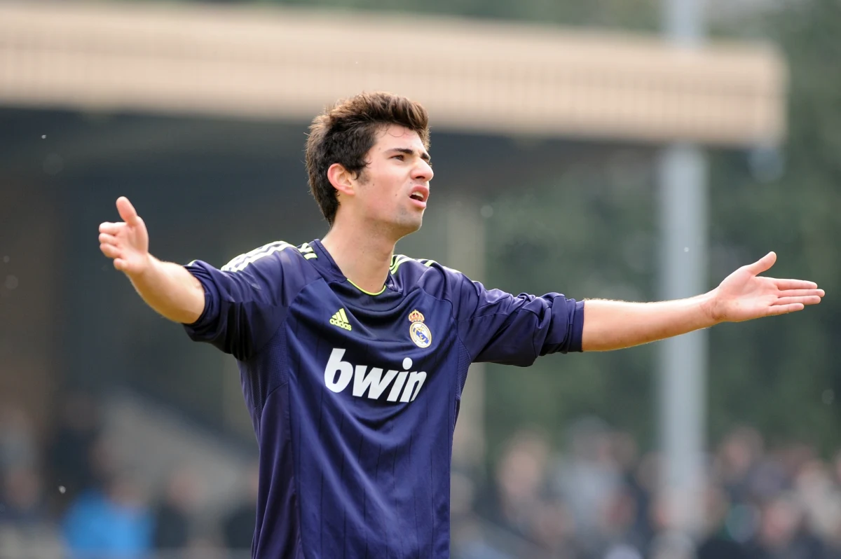 Francuzi nie chcą pozwolić, by syn byłej gwiazdy "Trójkolorowych" Zinedine'a Zidane'a Enzo trafił do reprezentacji Hiszpanii. 18-latek, mający podwójne obywatelstwo, został wezwany na trening francuskiej kadry do lat 19. Według nadsekwańskich mediów, w ciągu zaledwie roku może trafić do dorosłej reprezentacji Francji.