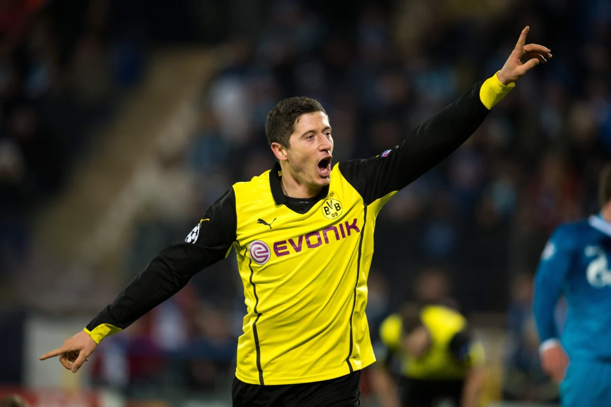 Robert Lewandowski zdobył dwie bramki dla Borussii Dortmund w wyjazdowym meczu 1/8 finału Ligi Mistrzów z Zenitem Sankt Petersburg. Niemiecki zespół wygrał 4:2 i przed rewanżem 19 marca może już powoli myśleć o kolejnej rundzie. Reprezentant Polski przeszedł natomiast do historii klubu z Dortmundu. W europejskich pucharach zdobył dla niego 18 bramek. To klubowy rekord.