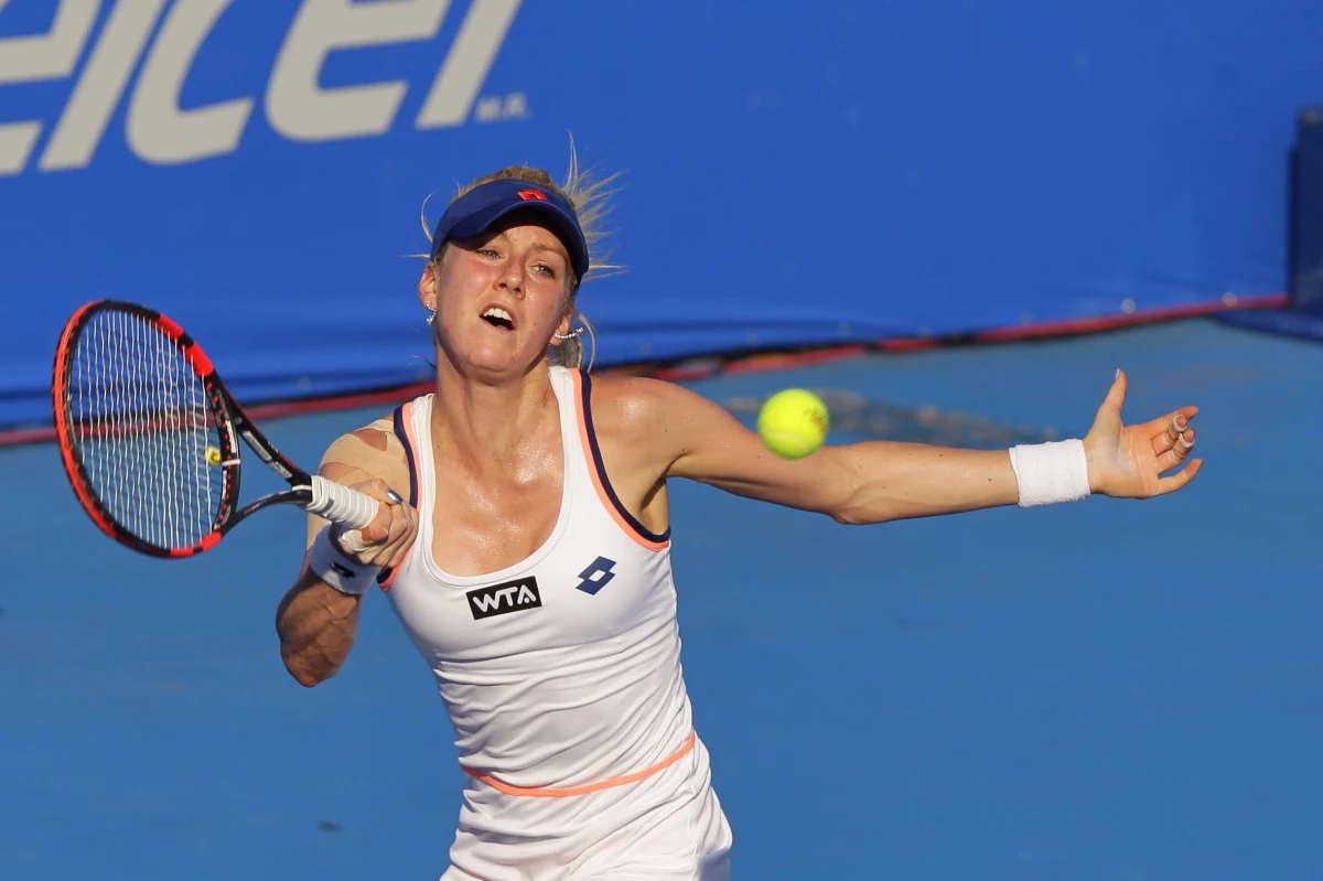 Urszula Radwańska przegrała z najwyżej rozstawioną Dominiką Cibulkovą 3:6, 4:6 w pierwszej rundzie turnieju tenisowego WTA Tour na ziemnych kortach w Acapulco. Polka nie grała od prawie pięciu miesięcy z powodu kontuzji i operacji barku. Niestety, swój mecz przegrał też Łukasz Kubot. 