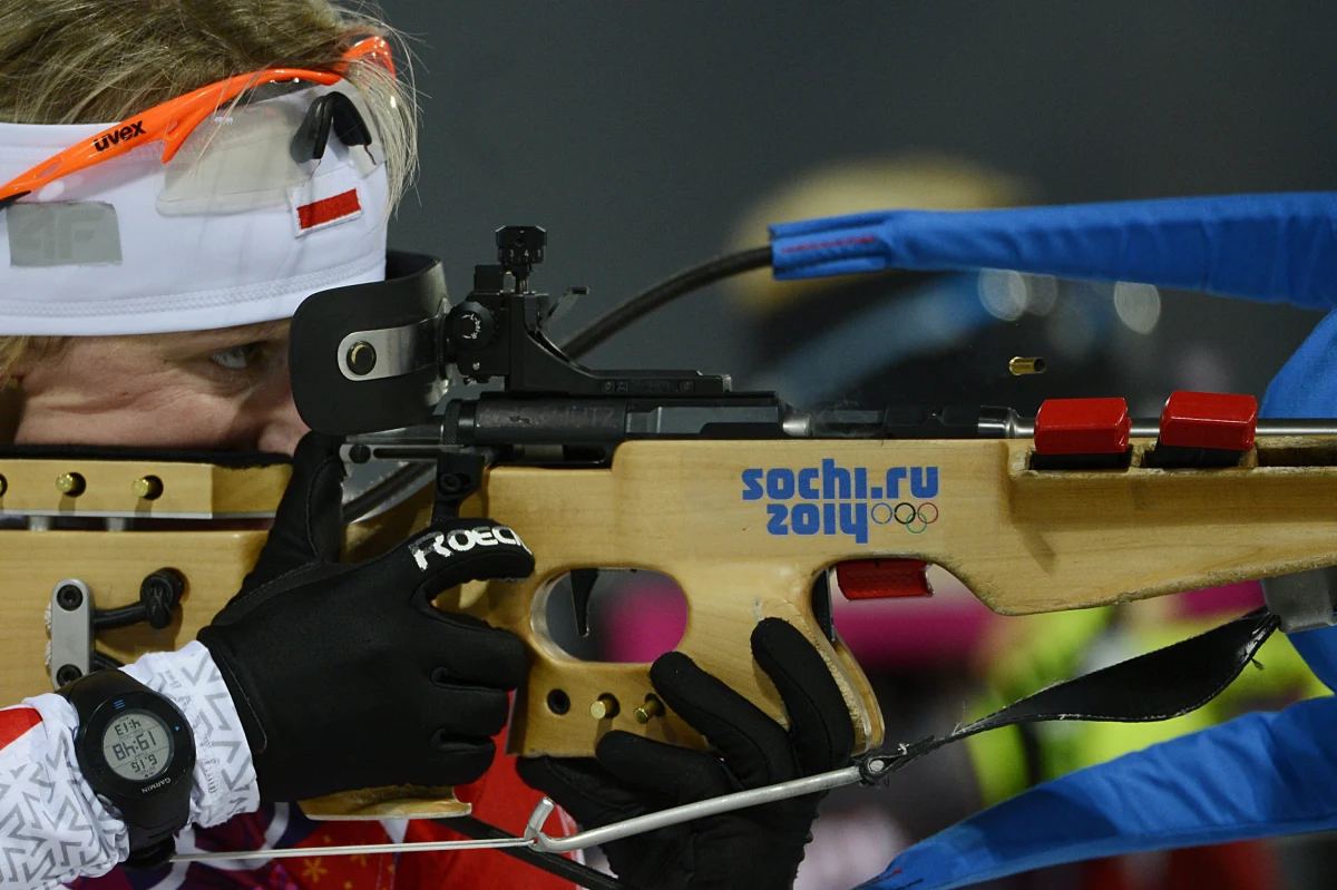 Polski Związek Biathlonu wystąpi do światowej federacji z prośbą o dostęp do zapisu z kamer wideo sprzed startu olimpijskiej sztafety kobiet. Biegnąca w niej Krystyna Pałka sugeruje, że ktoś celowo przestawił jej przyrządy celownicze w karabinku. Zdaniem Zdaniem Krzysztofa Rymskiego, strzeleckiego trenera polskiej kadry biathlonowej, zmiana ustawienia optyki karabinka może być wynikiem celowego działania, ale też dziełem przypadku.