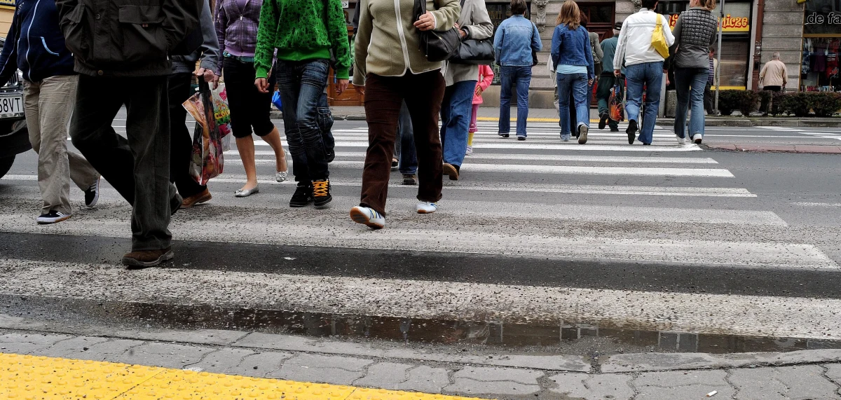 Dywan jako ładowarka do telefonów i laptopów? Propozycję nowego wynalazku przedstawili brytyjscy uczeni. Stworzyli oni materiał, który przetwarza energię ludzkich kroków w prąd. Działa bez względu na ciśnienie, temperaturę i przy każdej pogodzie. 