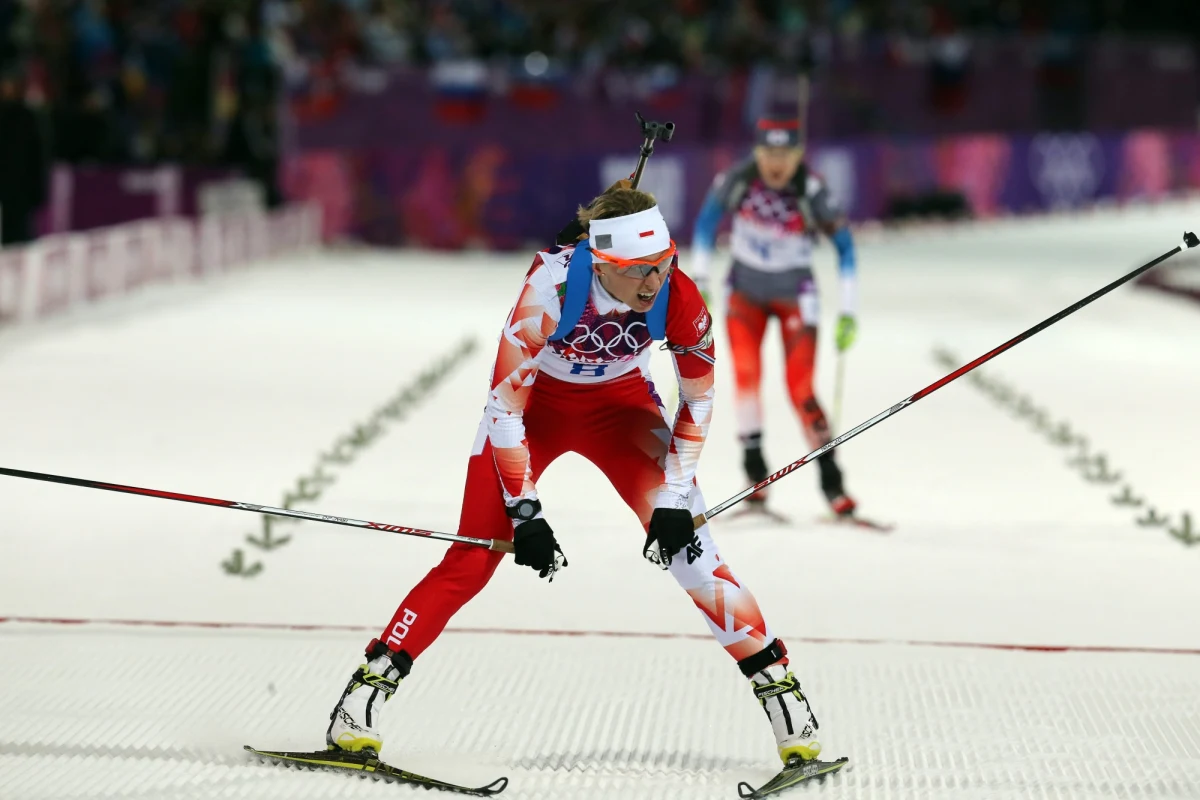 "Nie ma żadnego dowodu na to, że ktoś celowo rozregulował karabin Krystyny Pałki" - powiedziała w rozmowie z INTERIA.PL Dagmara Gerasimuk, sekretarz generalna Polskiego Związku Biathlonu. Odniosła się w ten sposób do słów biathlonistki w rozmowie z RMF FM. Pałka zasugerowała, że z powodu przestawienia karabinu popełniła błędy na strzelnicy, a Polki straciły szansę na walkę o medal.