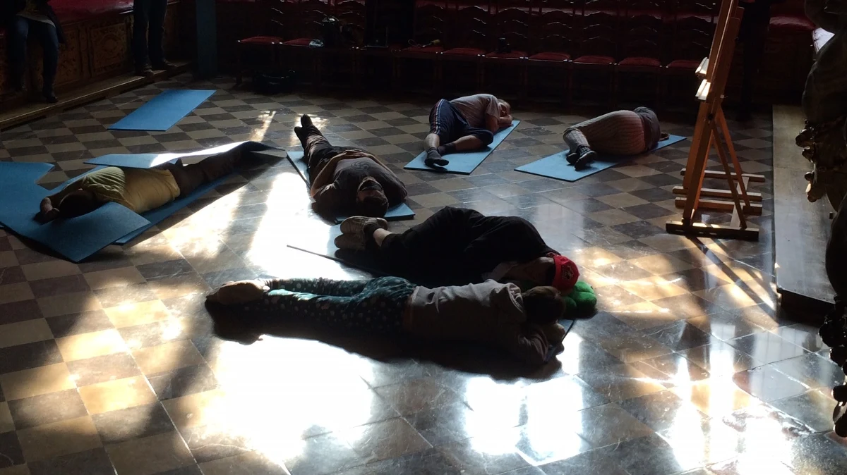 Pracownicy Muzeum Historycznego Miasta Gdańska postanowili uczcić dziś… Dzień Spania w Miejscach Publicznych. Salę Czerwoną Ratusza Głównego Miasta wyłożyli karimatami. Każdy, kto przyszedł do muzeum z własną piżamą, nie musiał płacić za bilety. 