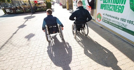 ​Opóźnia się zwrot zabranych przez państwo świadczeń dla opiekunów osób niepełnosprawnych. Najprawdopodobniej zaczną oni dostawać pieniądze dopiero w maju, a nie w kwietniu, jak zapewniał wcześniej minister pracy i polityki społecznej Władysław Kosiniak-Kamysz.