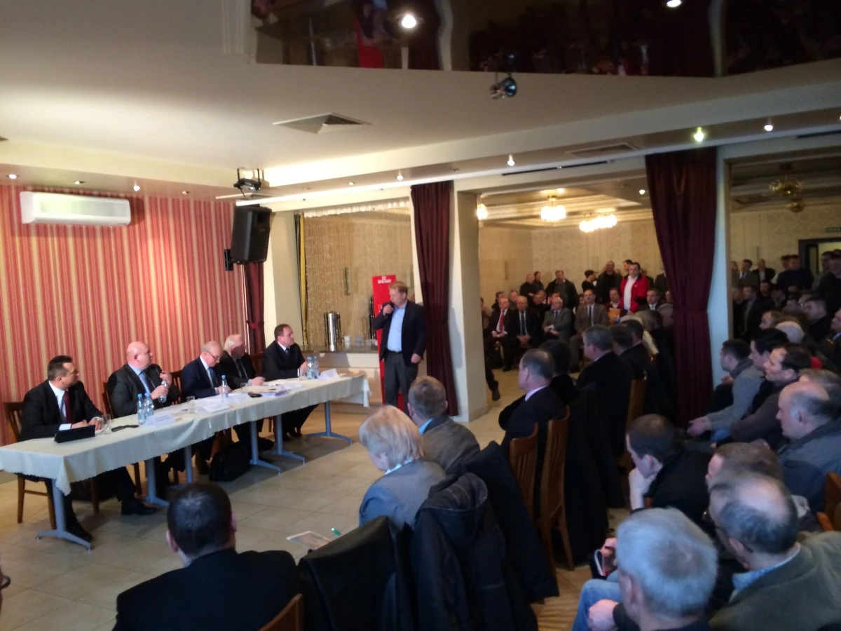 Stanisław Kalemba spotkał się z rolnikami z województwa podlaskiego, którzy stracili na wprowadzeniu stref buforowych w związku z afrykańskim pomorem świń (ASF). Minister rolnictwa zapowiadał wczoraj, że w Sokółce przedstawi im szczegóły pomocy. Według rolników szczegółów jednak nie było, przynajmniej na spotkaniu z nimi. "Minister powinien przyjechać z gotową receptą, a nie mówić, że będzie się spotykał z ambasadorami" - powiedział jeden z obecnych.